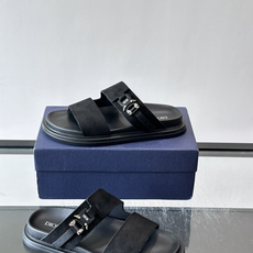 Dior Aqua 男士凉鞋拖鞋。展现 Dior 高订风格设计。迪奥灰绒面革饰带点缀以铝质 Dior 搭扣提升格调。搭配 Dior Aqua 男士凉鞋拖鞋。展现 Dior 高订风格设计。迪奥灰绒面革饰带点缀以铝质 Dior 搭扣提升格调。搭配