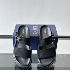 Dior Aqua 男士凉鞋拖鞋。展现 Dior 高订风格设计。迪奥灰绒面革饰带点缀以铝质 Dior 搭扣提升格调。搭配 Dior Aqua 男士凉鞋拖鞋。展现 Dior 高订风格设计。迪奥灰绒面革饰带点缀以铝质 Dior 搭扣提升格调。搭配
