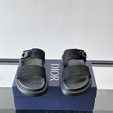 Dior Aqua 男士凉鞋拖鞋。展现 Dior 高订风格设计。迪奥灰绒面革饰带点缀以铝质 Dior 搭扣提升格调。搭配 Dior Aqua 男士凉鞋拖鞋。展现 Dior 高订风格设计。迪奥灰绒面革饰带点缀以铝质 Dior 搭扣提升格调。搭配