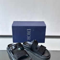 Dior Aqua 男士凉鞋拖鞋。展现 Dior 高订风格设计。迪奥灰绒面革饰带点缀以铝质 Dior 搭扣提升格调。搭配 Dior Aqua 男士凉鞋拖鞋。展现 Dior 高订风格设计。迪奥灰绒面革饰带点缀以铝质 Dior 搭扣提升格调。搭配
