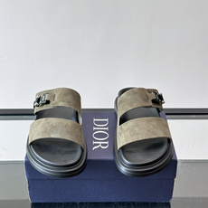 Dior Aqua 男士凉鞋拖鞋。展现 Dior 高订风格设计。迪奥灰绒面革饰带点缀以铝质 Dior 搭扣提升格调。搭配 Dior Aqua 男士凉鞋拖鞋。展现 Dior 高订风格设计。迪奥灰绒面革饰带点缀以铝质 Dior 搭扣提升格调。搭配