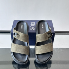 Dior Aqua 男士凉鞋拖鞋。展现 Dior 高订风格设计。迪奥灰绒面革饰带点缀以铝质 Dior 搭扣提升格调。搭配 Dior Aqua 男士凉鞋拖鞋。展现 Dior 高订风格设计。迪奥灰绒面革饰带点缀以铝质 Dior 搭扣提升格调。搭配