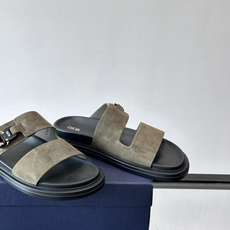 Dior Aqua 男士凉鞋拖鞋。展现 Dior 高订风格设计。迪奥灰绒面革饰带点缀以铝质 Dior 搭扣提升格调。搭配 Dior Aqua 男士凉鞋拖鞋。展现 Dior 高订风格设计。迪奥灰绒面革饰带点缀以铝质 Dior 搭扣提升格调。搭配