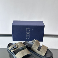 Dior Aqua 男士凉鞋拖鞋。展现 Dior 高订风格设计。迪奥灰绒面革饰带点缀以铝质 Dior 搭扣提升格调。搭配 Dior Aqua 男士凉鞋拖鞋。展现 Dior 高订风格设计。迪奥灰绒面革饰带点缀以铝质 Dior 搭扣提升格调。搭配