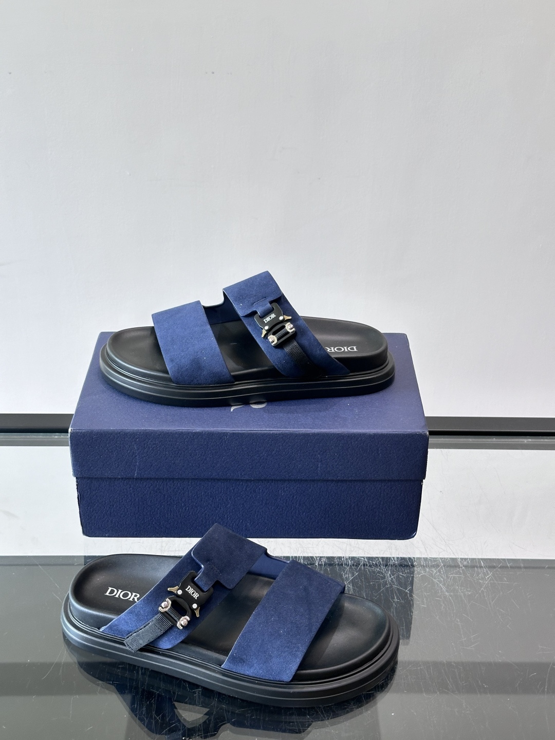 Dior Aqua 男士凉鞋拖鞋。展现 Dior 高订风格设计。迪奥灰绒面革饰带点缀以铝质 Dior 搭扣提升格调。搭配 Dior Aqua 男士凉鞋拖鞋。展现 Dior 高订风格设计。迪奥灰绒面革饰带点缀以铝质 Dior 搭扣提升格调。搭配