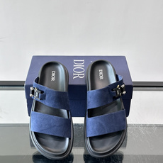 Dior Aqua 男士凉鞋拖鞋。展现 Dior 高订风格设计。迪奥灰绒面革饰带点缀以铝质 Dior 搭扣提升格调。搭配 Dior Aqua 男士凉鞋拖鞋。展现 Dior 高订风格设计。迪奥灰绒面革饰带点缀以铝质 Dior 搭扣提升格调。搭配