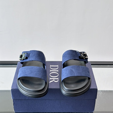Dior Aqua 男士凉鞋拖鞋。展现 Dior 高订风格设计。迪奥灰绒面革饰带点缀以铝质 Dior 搭扣提升格调。搭配 Dior Aqua 男士凉鞋拖鞋。展现 Dior 高订风格设计。迪奥灰绒面革饰带点缀以铝质 Dior 搭扣提升格调。搭配