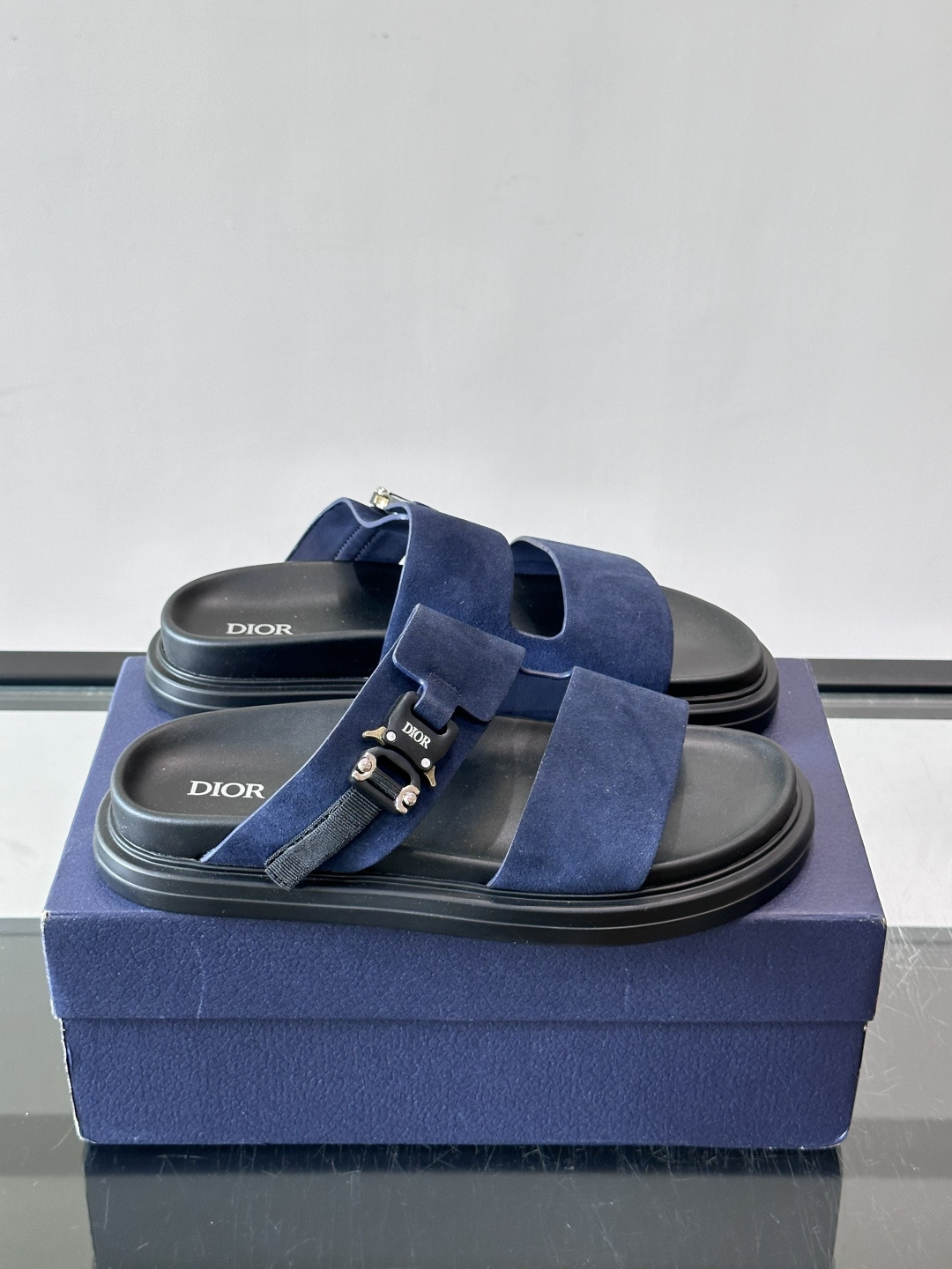 NO:953457,Dior Aqua men's sandals and slippers. Showcasing Dior haute couture design. Dior gray suede straps are embellished with aluminum Dior buckles to enhance style. Paired with comfortable tonal notched soles, they can be easily paired with shorts or jeans to create a sophisticated look. Main suede calfskin, technical fabric lining calfskin, with adjustable straps and aluminum Dior buckles Dior gray EVA insole Tonal notched rubber outsole spliced structure  ,size39-44 (45.46 customized),,dior,dior,sandals,slippers,shorts,jeans,cowhide19860909Dior Aqua 男士凉鞋拖鞋.展现 Dior 高订风格设计.迪奥灰绒面革饰带点缀以铝质 Dior 搭扣提升格调.搭配舒适的同色调凹口鞋底,可与短裤或牛仔裤轻松搭配,打造精致造型.主体绒面牛皮革,科技面料里料牛皮革,搭配可调节饰带搭配铝质 Dior 搭扣迪奥灰 EVA 内底 同色调凹口橡胶外底拼接结构 ,size39-44（45.46定制）,,dior,dior,sandals,slippers,shorts,jeans,cowhide,Men's shoes
