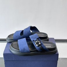 Dior Aqua 男士凉鞋拖鞋。展现 Dior 高订风格设计。迪奥灰绒面革饰带点缀以铝质 Dior 搭扣提升格调。搭配 Dior Aqua 男士凉鞋拖鞋。展现 Dior 高订风格设计。迪奥灰绒面革饰带点缀以铝质 Dior 搭扣提升格调。搭配