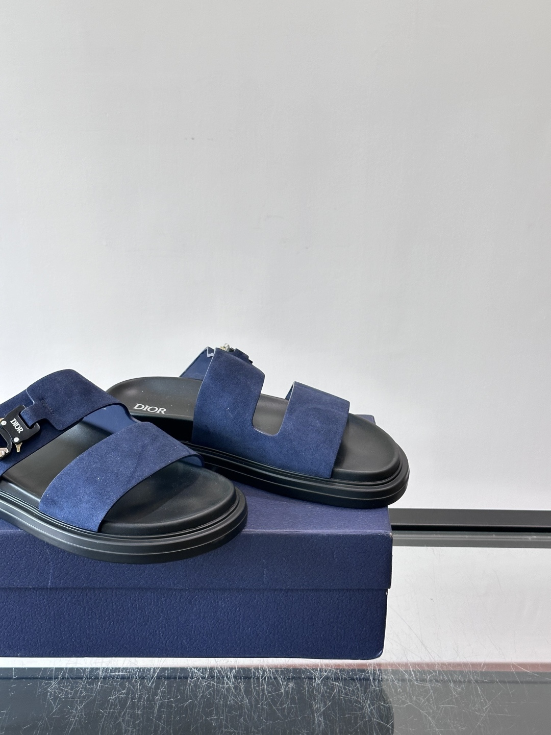 Dior Aqua 男士凉鞋拖鞋。展现 Dior 高订风格设计。迪奥灰绒面革饰带点缀以铝质 Dior 搭扣提升格调。搭配 Dior Aqua 男士凉鞋拖鞋。展现 Dior 高订风格设计。迪奥灰绒面革饰带点缀以铝质 Dior 搭扣提升格调。搭配