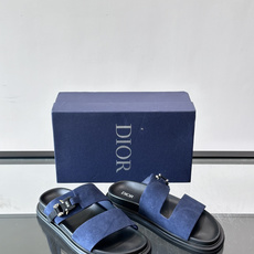 Dior Aqua 男士凉鞋拖鞋。展现 Dior 高订风格设计。迪奥灰绒面革饰带点缀以铝质 Dior 搭扣提升格调。搭配 Dior Aqua 男士凉鞋拖鞋。展现 Dior 高订风格设计。迪奥灰绒面革饰带点缀以铝质 Dior 搭扣提升格调。搭配