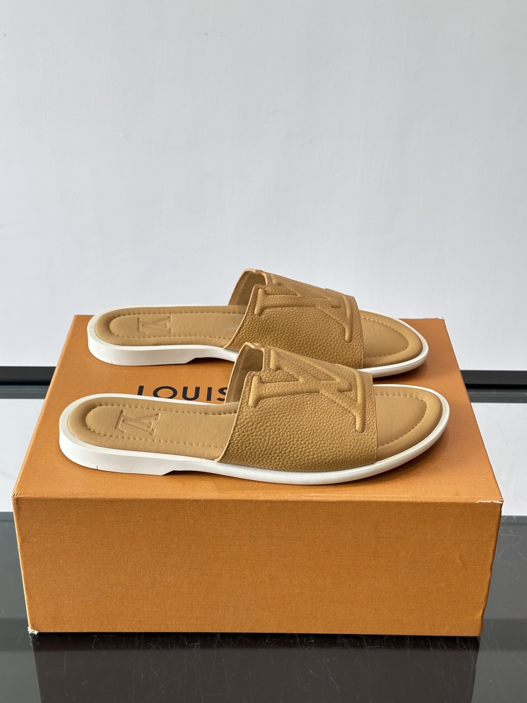 NO:953467,LV Isola series sandals are made of Monogram embossed leather with rubber soles, which are simple and recognizable. The 'LV' logo on the upper is super eye-catching, comfortable and fashionable, and a must-have for daily casual wear!  The soles are soft and not tiring when worn for a long time. They are suitable for going out in the summer or on vacation. Classic design and high quality, a must-have for LV fans!  ,size39-44 (45.46 customized),,louis vuitton,slippers19860909LV Isola系列凉拖鞋,采用Monogram压花皮革,搭配橡胶鞋底,简约又有辨识度.鞋面“LV”标志超吸睛,舒适又时髦,日常休闲穿搭必备！鞋底柔软,长时间穿也不累,夏天出街或度假都很合适.经典设计高品质,LV粉丝必入！ ,size39-44（45.46定制）,,louis vuitton,slippers,Men's shoes