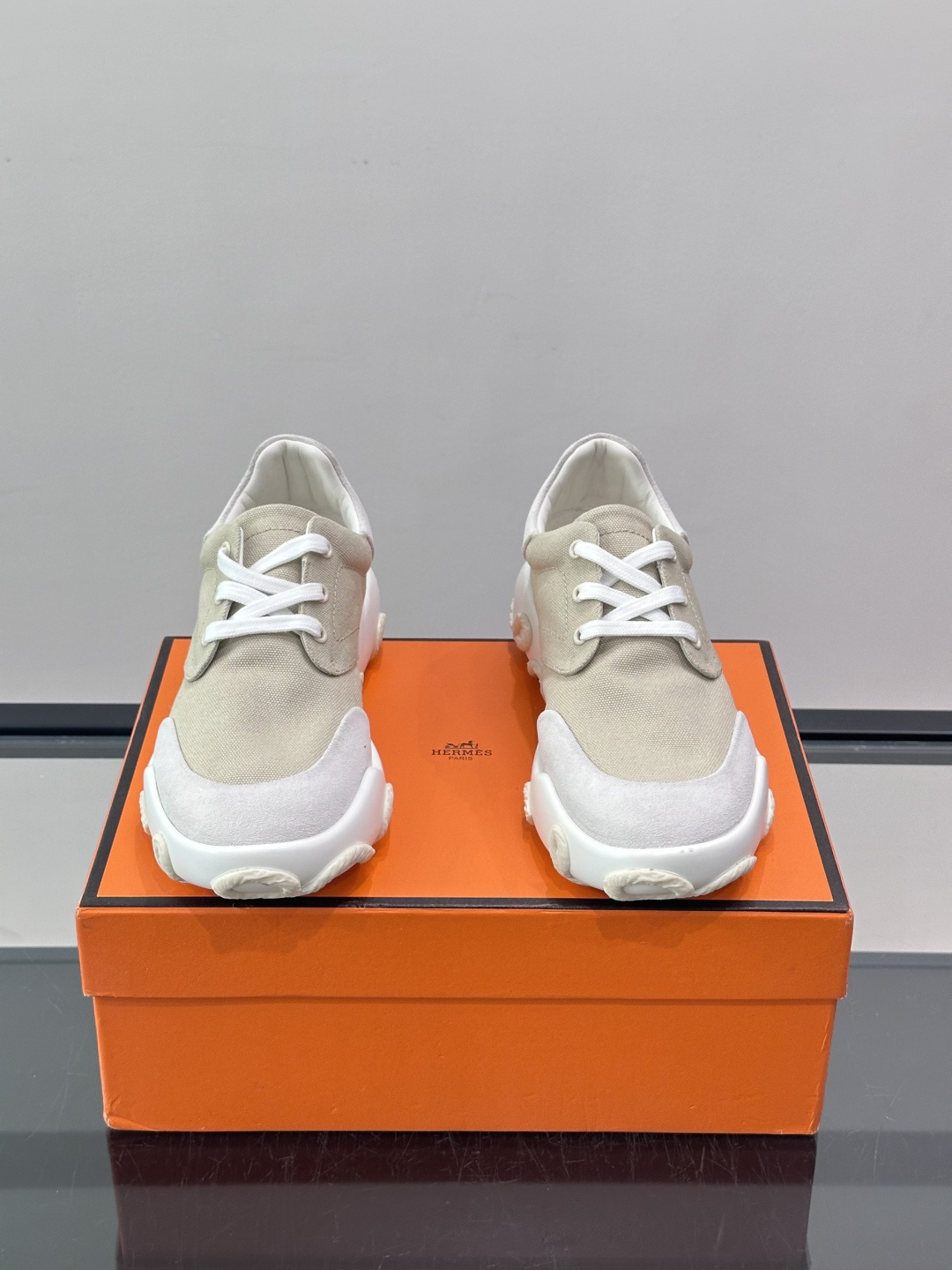 爱马仕26ss运动鞋​​👟爱马仕麂皮➕帆布面料运动鞋，低柔软麂皮，质感细腻又耐穿！橡胶鞋底抓地力强，日常通勤、休闲都OK