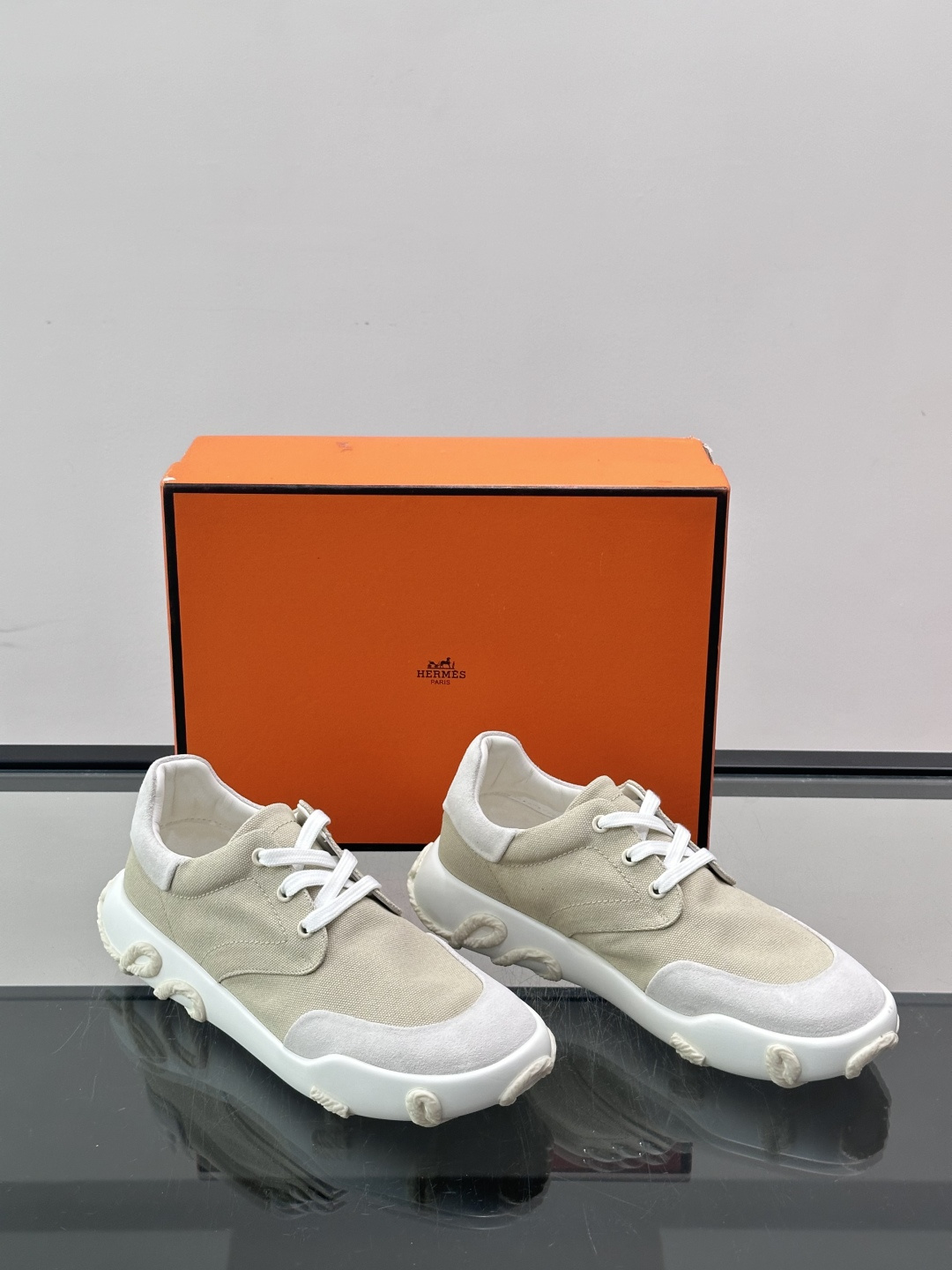 爱马仕26ss运动鞋​​👟爱马仕麂皮➕帆布面料运动鞋，低柔软麂皮，质感细腻又耐穿！橡胶鞋底抓地力强，日常通勤、休闲都OK