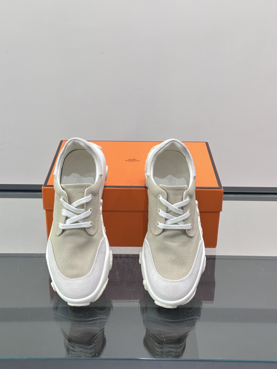 爱马仕26ss运动鞋​​👟爱马仕麂皮➕帆布面料运动鞋，低柔软麂皮，质感细腻又耐穿！橡胶鞋底抓地力强，日常通勤、休闲都OK