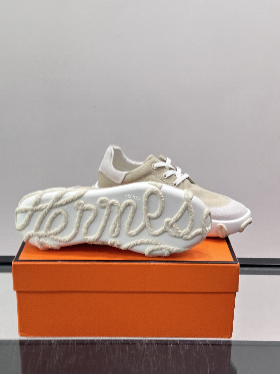 爱马仕26ss运动鞋​​👟爱马仕麂皮➕帆布面料运动鞋，低柔软麂皮，质感细腻又耐穿！橡胶鞋底抓地力强，日常通勤、休闲都OK
