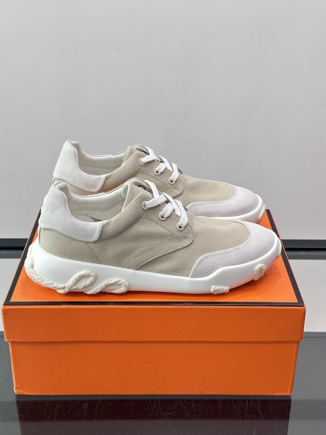 爱马仕26ss运动鞋👟爱马仕麂皮➕帆布面料运动鞋,低柔软麂皮,质感细腻又耐穿!橡胶鞋底抓地力强,日常通勤、休闲都OK 爱马仕26ss运动鞋👟爱马仕麂皮➕帆布面料运动鞋,低柔软麂皮,质感细腻又耐穿!橡胶鞋底抓地力强,日常通勤、休闲都OK