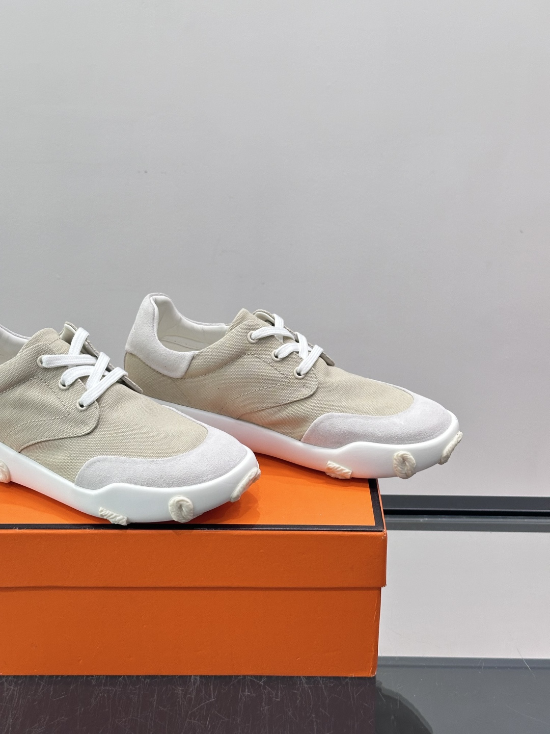 爱马仕26ss运动鞋​​👟爱马仕麂皮➕帆布面料运动鞋，低柔软麂皮，质感细腻又耐穿！橡胶鞋底抓地力强，日常通勤、休闲都OK