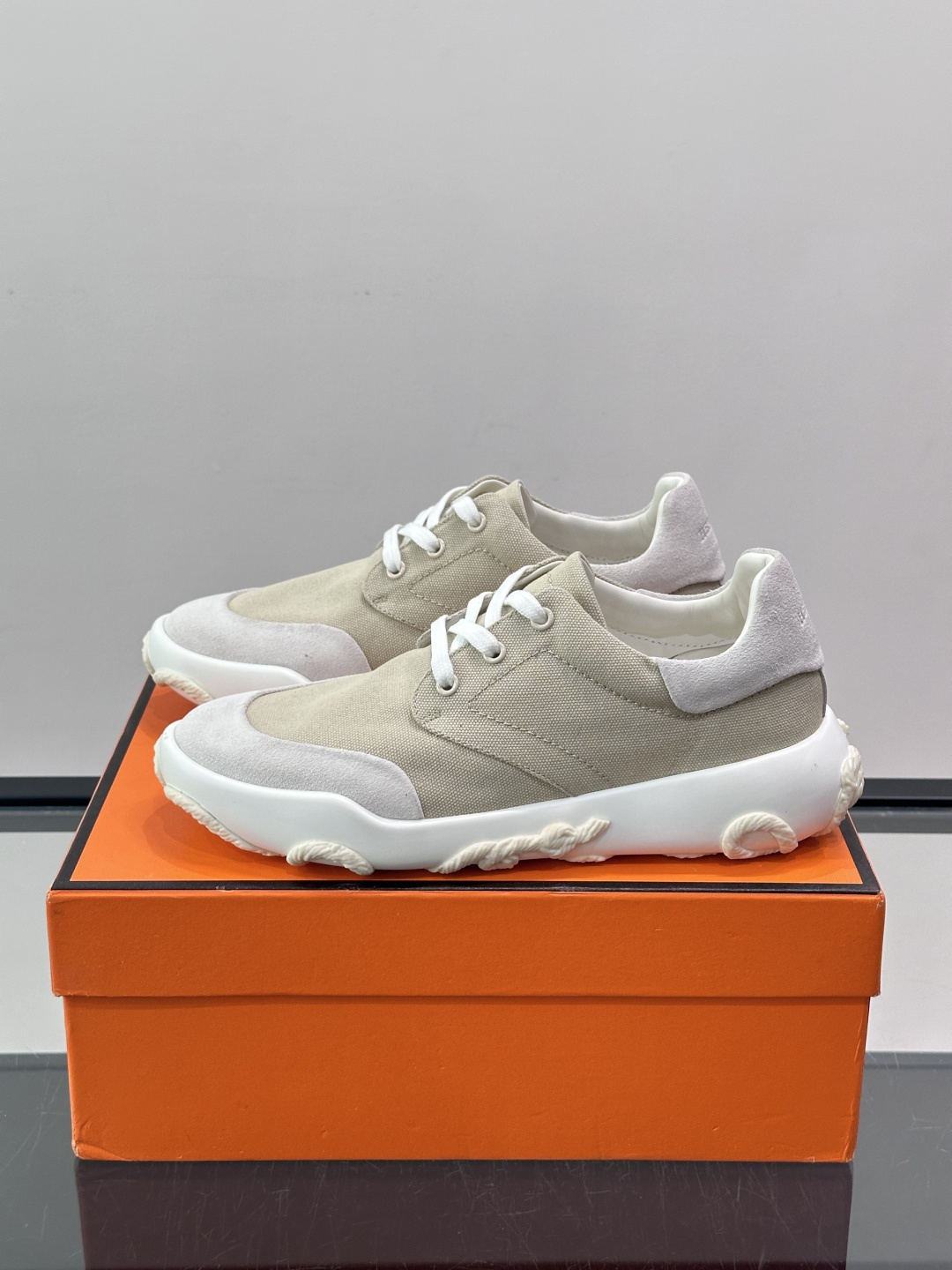 爱马仕26ss运动鞋​​👟爱马仕麂皮➕帆布面料运动鞋，低柔软麂皮，质感细腻又耐穿！橡胶鞋底抓地力强，日常通勤、休闲都OK