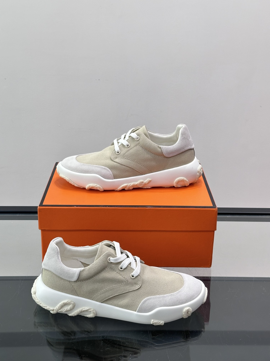 爱马仕26ss运动鞋​​👟爱马仕麂皮➕帆布面料运动鞋，低柔软麂皮，质感细腻又耐穿！橡胶鞋底抓地力强，日常通勤、休闲都OK