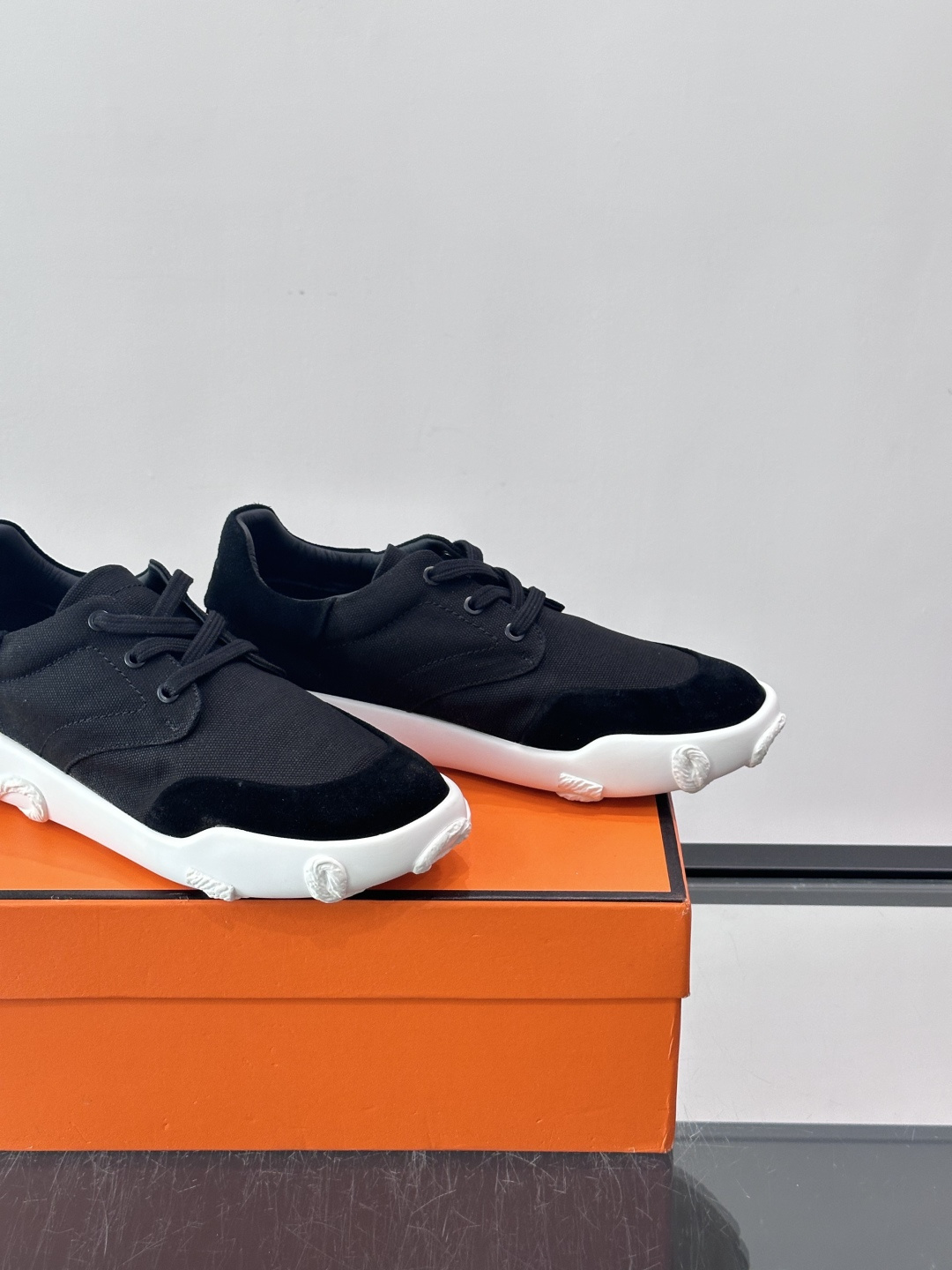 爱马仕26ss运动鞋​​👟爱马仕麂皮➕帆布面料运动鞋，低柔软麂皮，质感细腻又耐穿！橡胶鞋底抓地力强，日常通勤、休闲都OK