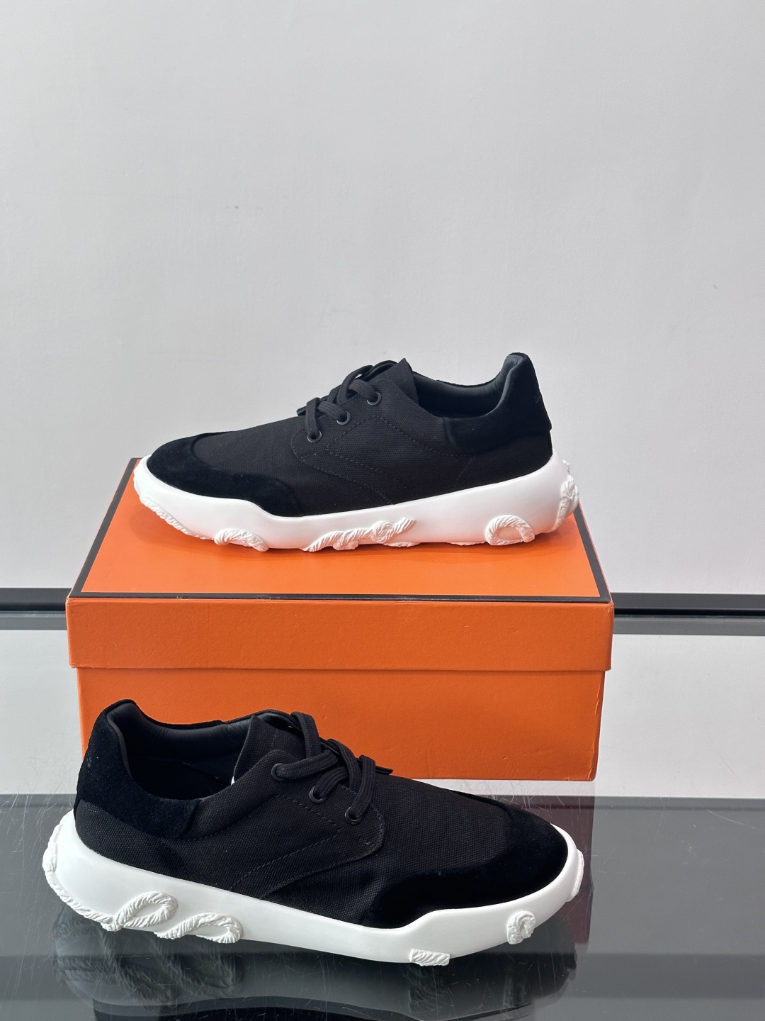 爱马仕26ss运动鞋​​👟爱马仕麂皮➕帆布面料运动鞋，低柔软麂皮，质感细腻又耐穿！橡胶鞋底抓地力强，日常通勤、休闲都OK