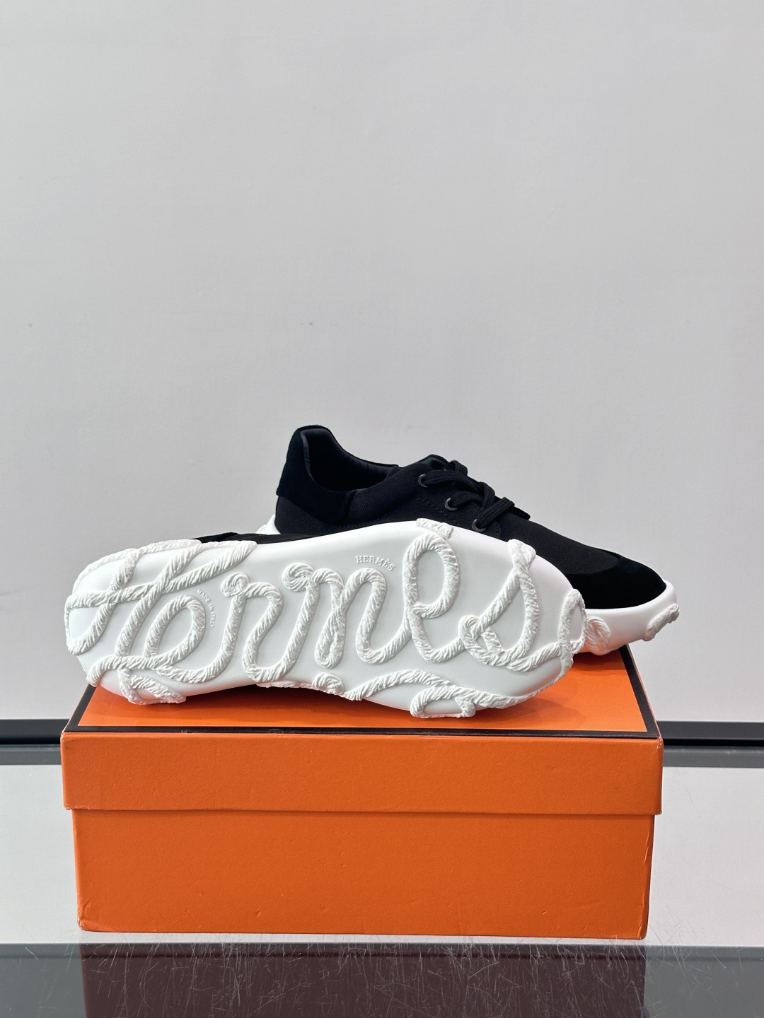 爱马仕26ss运动鞋​​👟爱马仕麂皮➕帆布面料运动鞋，低柔软麂皮，质感细腻又耐穿！橡胶鞋底抓地力强，日常通勤、休闲都OK