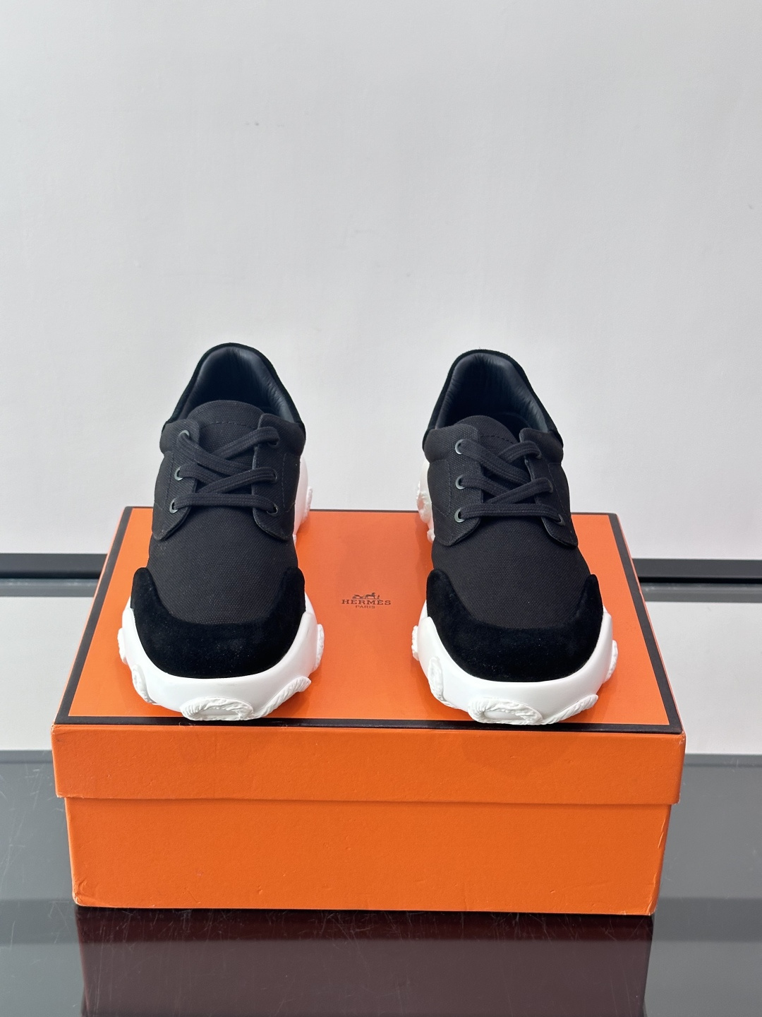 爱马仕26ss运动鞋​​👟爱马仕麂皮➕帆布面料运动鞋，低柔软麂皮，质感细腻又耐穿！橡胶鞋底抓地力强，日常通勤、休闲都OK