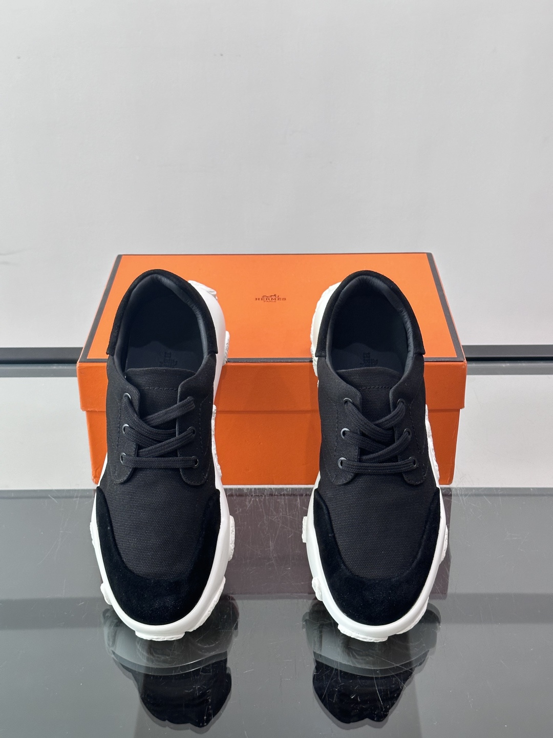 爱马仕26ss运动鞋​​👟爱马仕麂皮➕帆布面料运动鞋，低柔软麂皮，质感细腻又耐穿！橡胶鞋底抓地力强，日常通勤、休闲都OK