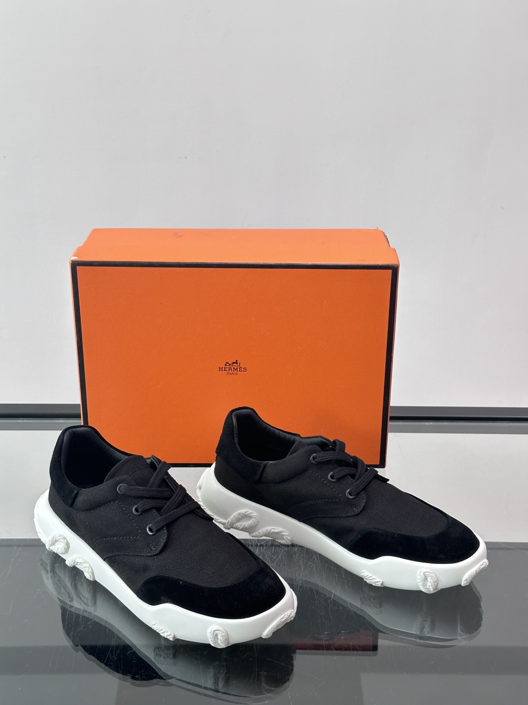 爱马仕26ss运动鞋​​👟爱马仕麂皮➕帆布面料运动鞋，低柔软麂皮，质感细腻又耐穿！橡胶鞋底抓地力强，日常通勤、休闲都OK