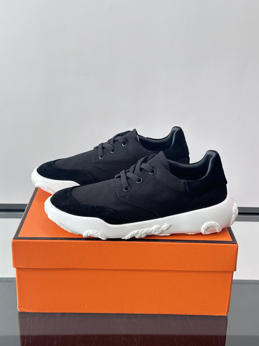 爱马仕26ss运动鞋​​👟爱马仕麂皮➕帆布面料运动鞋，低柔软麂皮，质感细腻又耐穿！橡胶鞋底抓地力强，日常通勤、休闲都OK