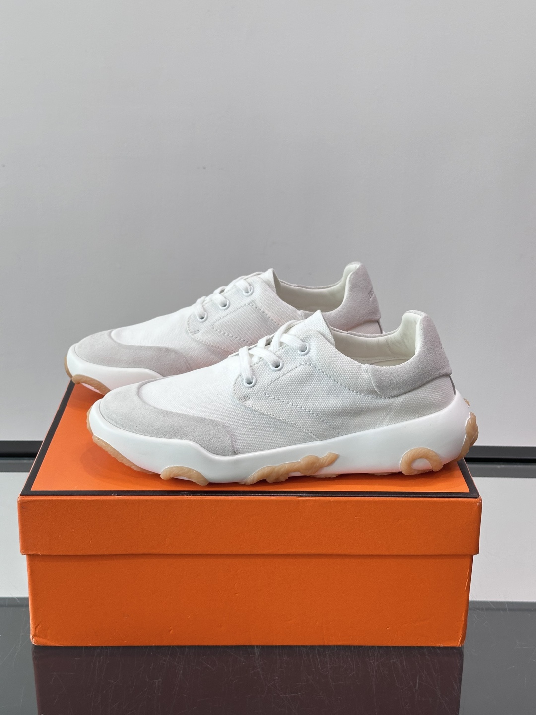 爱马仕26ss运动鞋​​👟爱马仕麂皮➕帆布面料运动鞋，低柔软麂皮，质感细腻又耐穿！橡胶鞋底抓地力强，日常通勤、休闲都OK