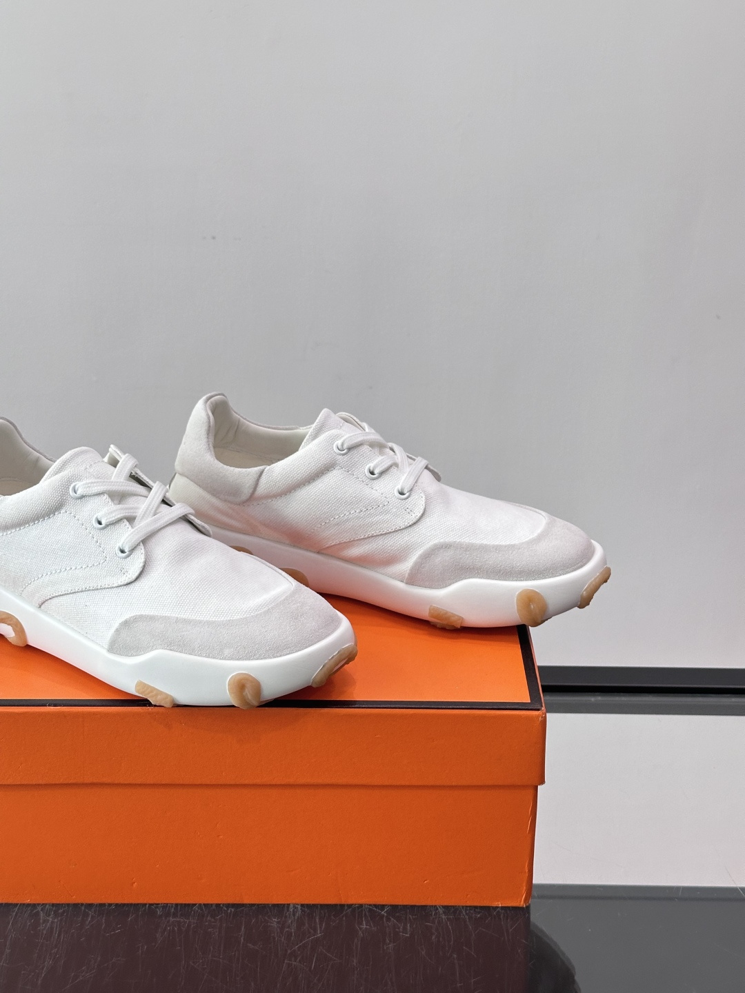 爱马仕26ss运动鞋​​👟爱马仕麂皮➕帆布面料运动鞋，低柔软麂皮，质感细腻又耐穿！橡胶鞋底抓地力强，日常通勤、休闲都OK