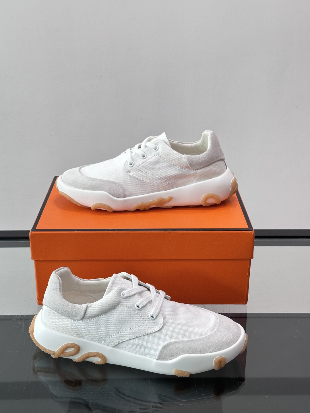 爱马仕26ss运动鞋​​👟爱马仕麂皮➕帆布面料运动鞋，低柔软麂皮，质感细腻又耐穿！橡胶鞋底抓地力强，日常通勤、休闲都OK