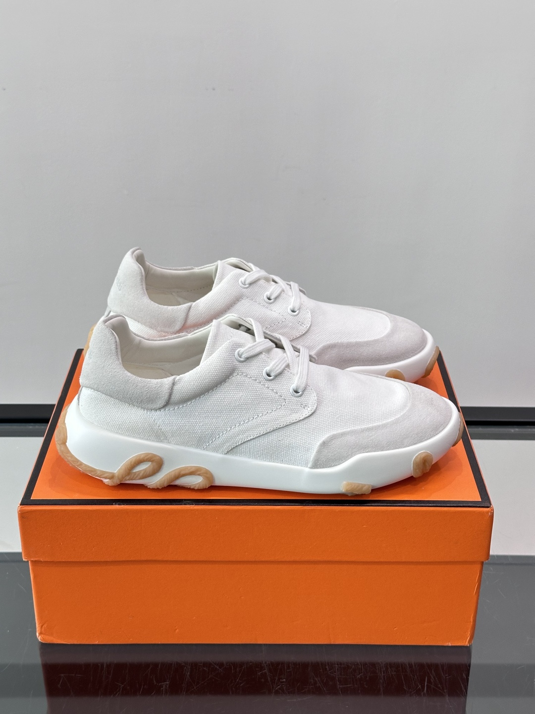 爱马仕26ss运动鞋👟爱马仕麂皮➕帆布面料运动鞋,低柔软麂皮,质感细腻又耐穿!橡胶鞋底抓地力强,日常通勤、休闲都OK 爱马仕26ss运动鞋👟爱马仕麂皮➕帆布面料运动鞋,低柔软麂皮,质感细腻又耐穿!橡胶鞋底抓地力强,日常通勤、休闲都OK