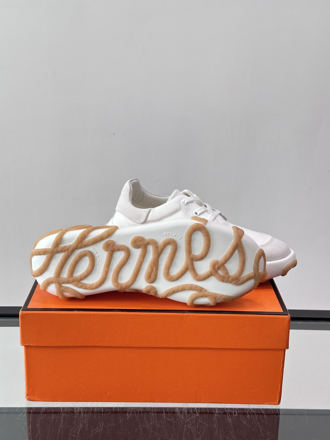 爱马仕26ss运动鞋​​👟爱马仕麂皮➕帆布面料运动鞋，低柔软麂皮，质感细腻又耐穿！橡胶鞋底抓地力强，日常通勤、休闲都OK