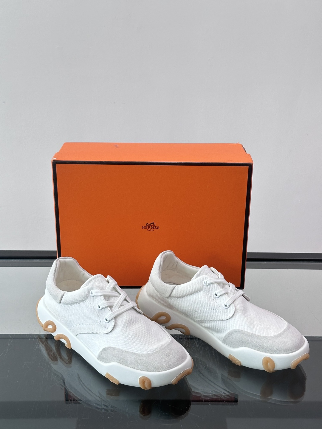爱马仕26ss运动鞋​​👟爱马仕麂皮➕帆布面料运动鞋，低柔软麂皮，质感细腻又耐穿！橡胶鞋底抓地力强，日常通勤、休闲都OK