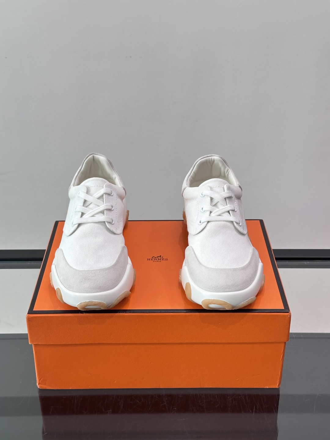 爱马仕26ss运动鞋​​👟爱马仕麂皮➕帆布面料运动鞋，低柔软麂皮，质感细腻又耐穿！橡胶鞋底抓地力强，日常通勤、休闲都OK