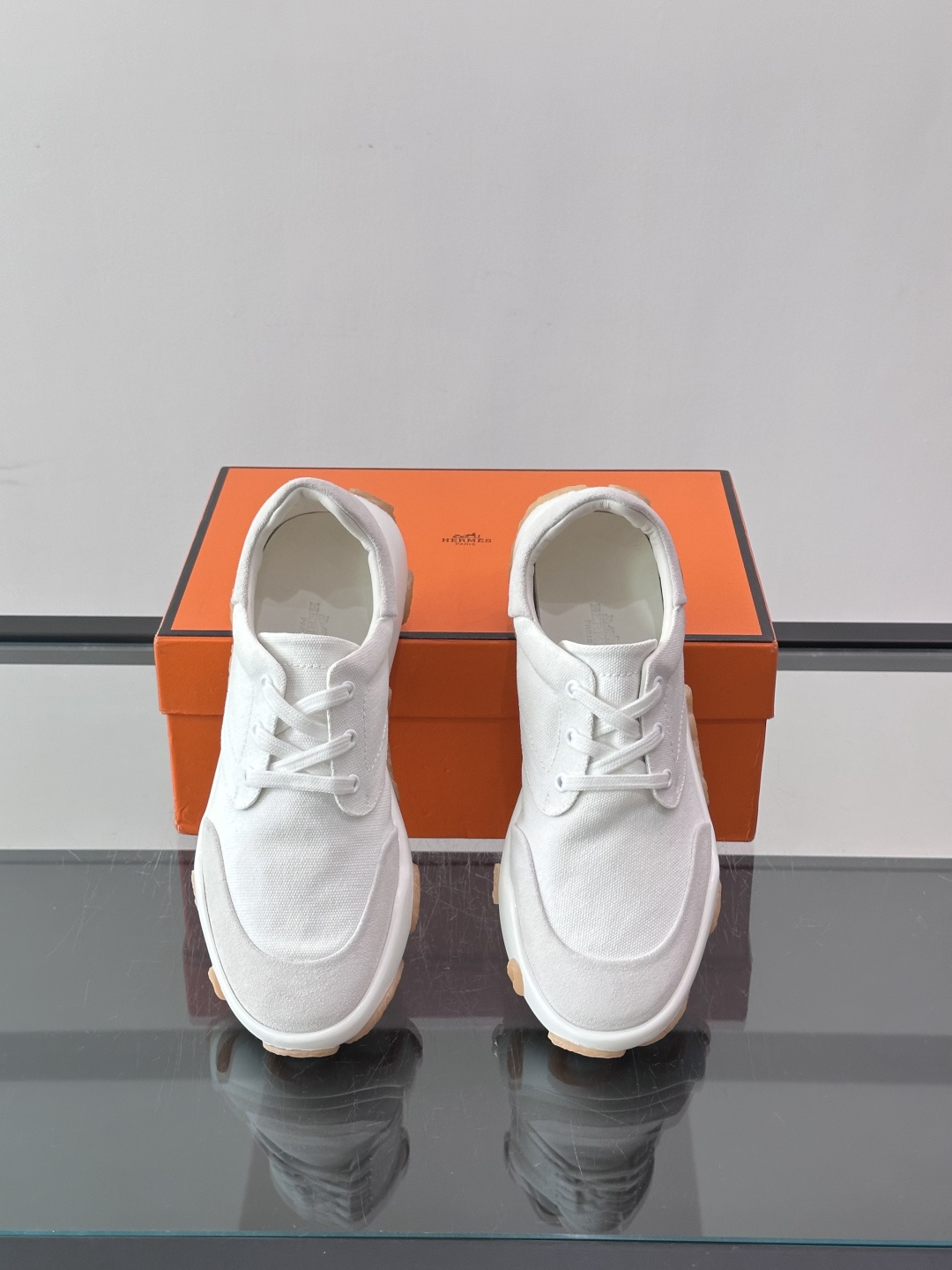 爱马仕26ss运动鞋​​👟爱马仕麂皮➕帆布面料运动鞋，低柔软麂皮，质感细腻又耐穿！橡胶鞋底抓地力强，日常通勤、休闲都OK