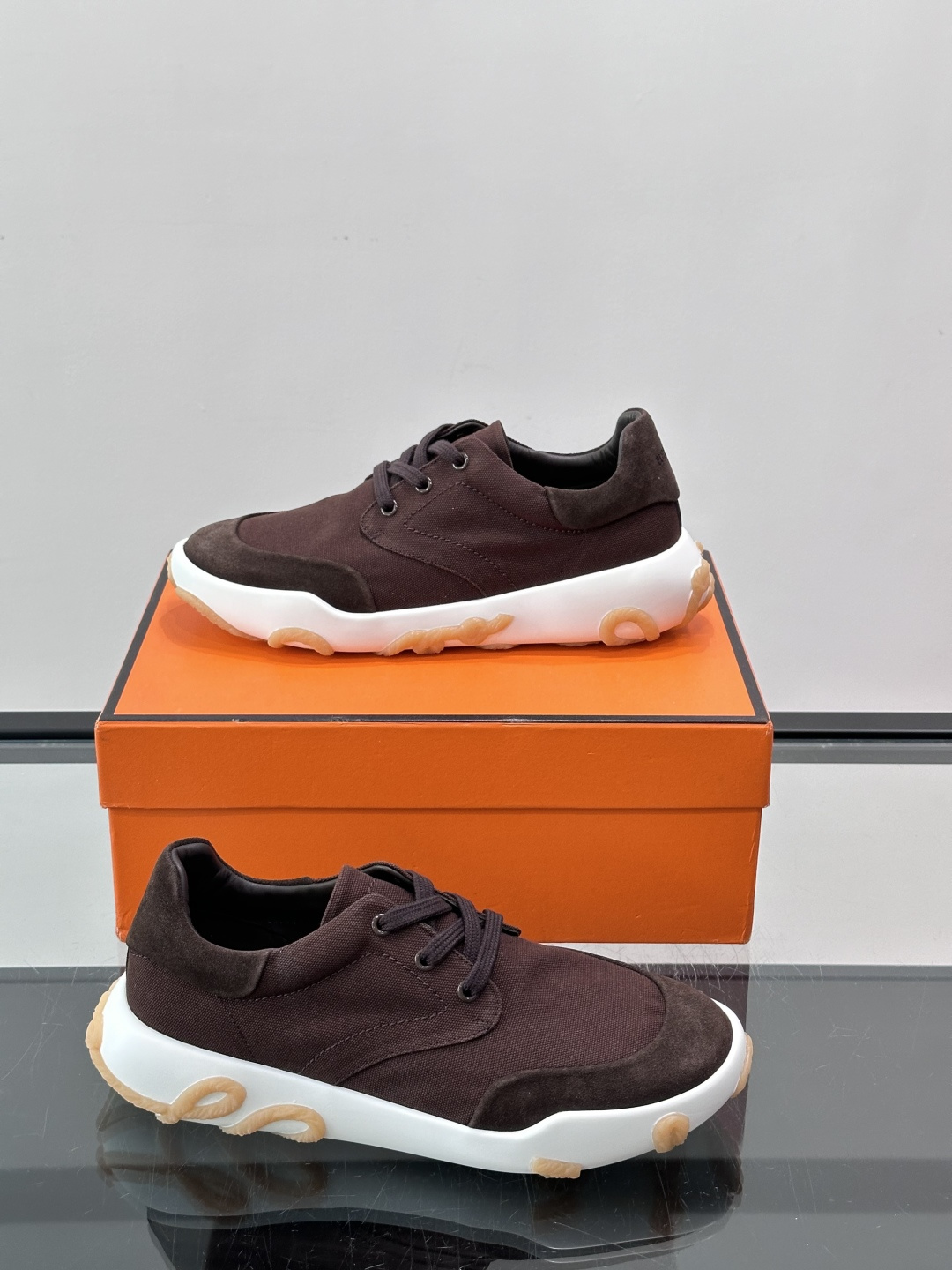 爱马仕26ss运动鞋​​👟爱马仕麂皮➕帆布面料运动鞋，低柔软麂皮，质感细腻又耐穿！橡胶鞋底抓地力强，日常通勤、休闲都OK