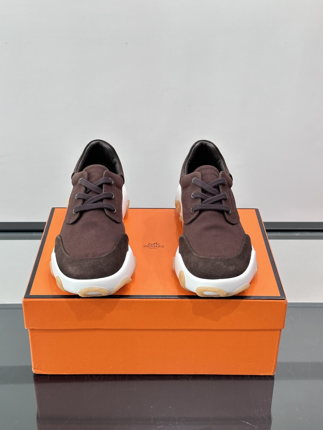 爱马仕26ss运动鞋​​👟爱马仕麂皮➕帆布面料运动鞋，低柔软麂皮，质感细腻又耐穿！橡胶鞋底抓地力强，日常通勤、休闲都OK