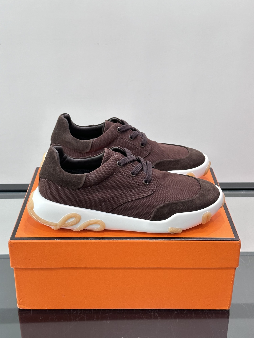 爱马仕26ss运动鞋👟爱马仕麂皮➕帆布面料运动鞋,低柔软麂皮,质感细腻又耐穿!橡胶鞋底抓地力强,日常通勤、休闲都OK 爱马仕26ss运动鞋👟爱马仕麂皮➕帆布面料运动鞋,低柔软麂皮,质感细腻又耐穿!橡胶鞋底抓地力强,日常通勤、休闲都OK