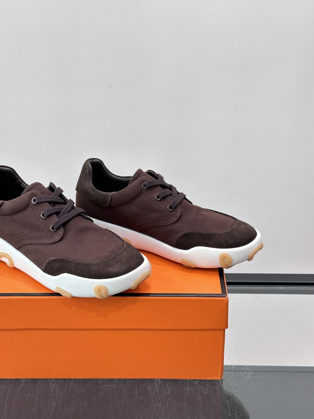 爱马仕26ss运动鞋​​👟爱马仕麂皮➕帆布面料运动鞋，低柔软麂皮，质感细腻又耐穿！橡胶鞋底抓地力强，日常通勤、休闲都OK