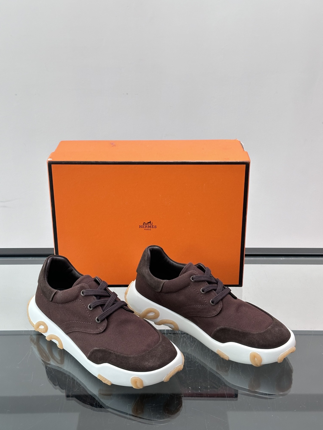 爱马仕26ss运动鞋​​👟爱马仕麂皮➕帆布面料运动鞋，低柔软麂皮，质感细腻又耐穿！橡胶鞋底抓地力强，日常通勤、休闲都OK