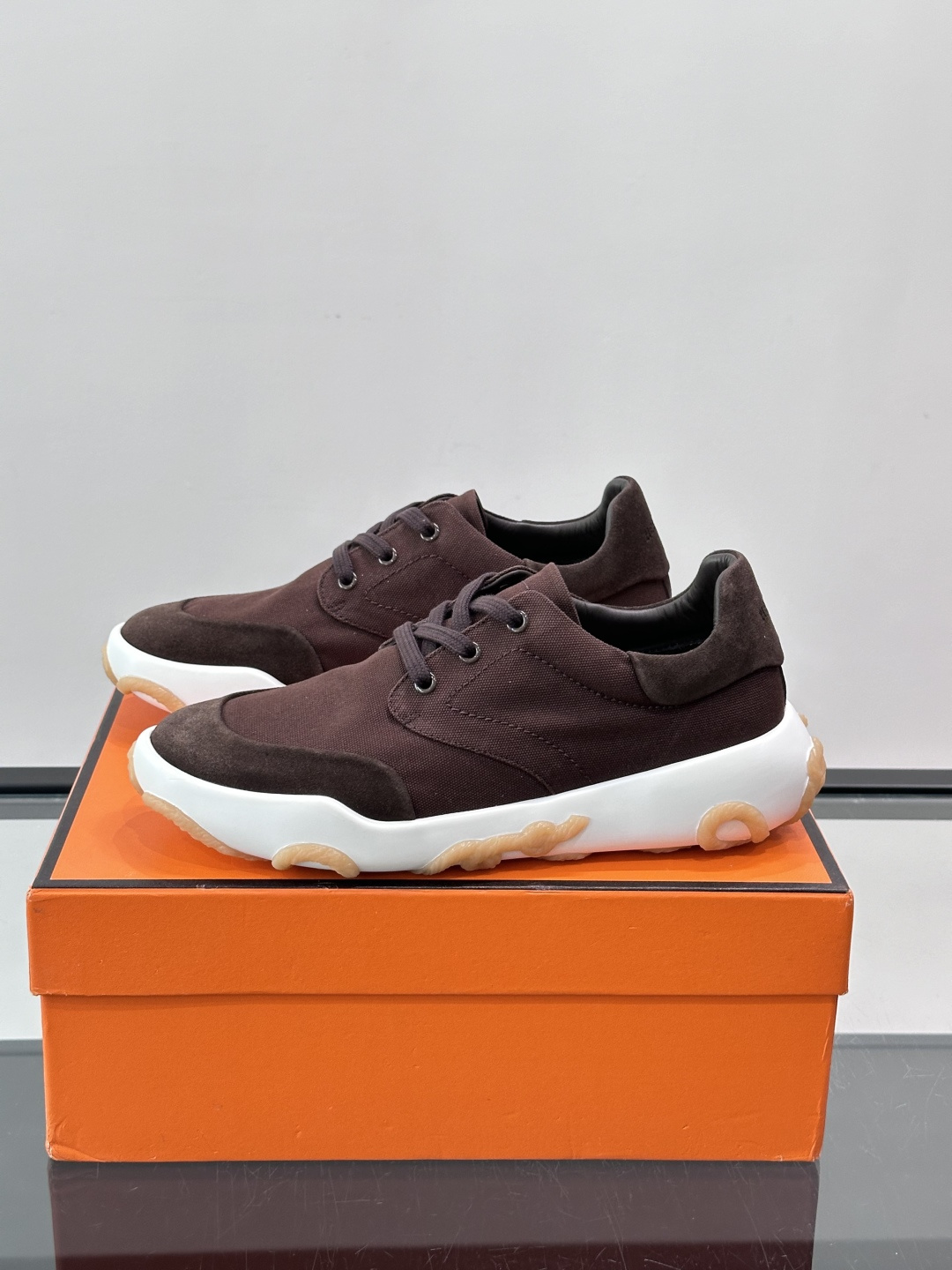 爱马仕26ss运动鞋​​👟爱马仕麂皮➕帆布面料运动鞋，低柔软麂皮，质感细腻又耐穿！橡胶鞋底抓地力强，日常通勤、休闲都OK