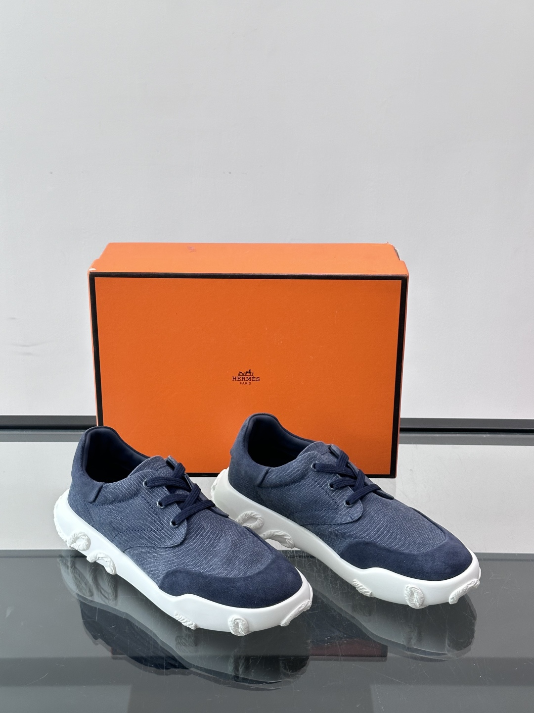 爱马仕26ss运动鞋​​👟爱马仕麂皮➕帆布面料运动鞋，低柔软麂皮，质感细腻又耐穿！橡胶鞋底抓地力强，日常通勤、休闲都OK