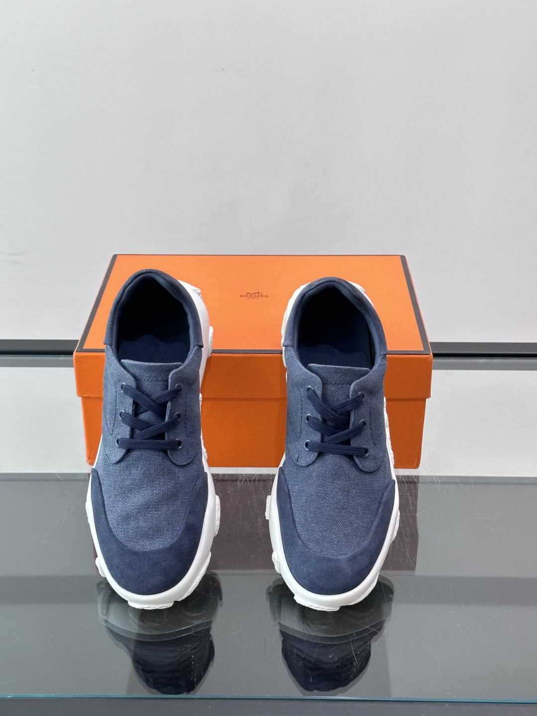 爱马仕26ss运动鞋​​👟爱马仕麂皮➕帆布面料运动鞋，低柔软麂皮，质感细腻又耐穿！橡胶鞋底抓地力强，日常通勤、休闲都OK