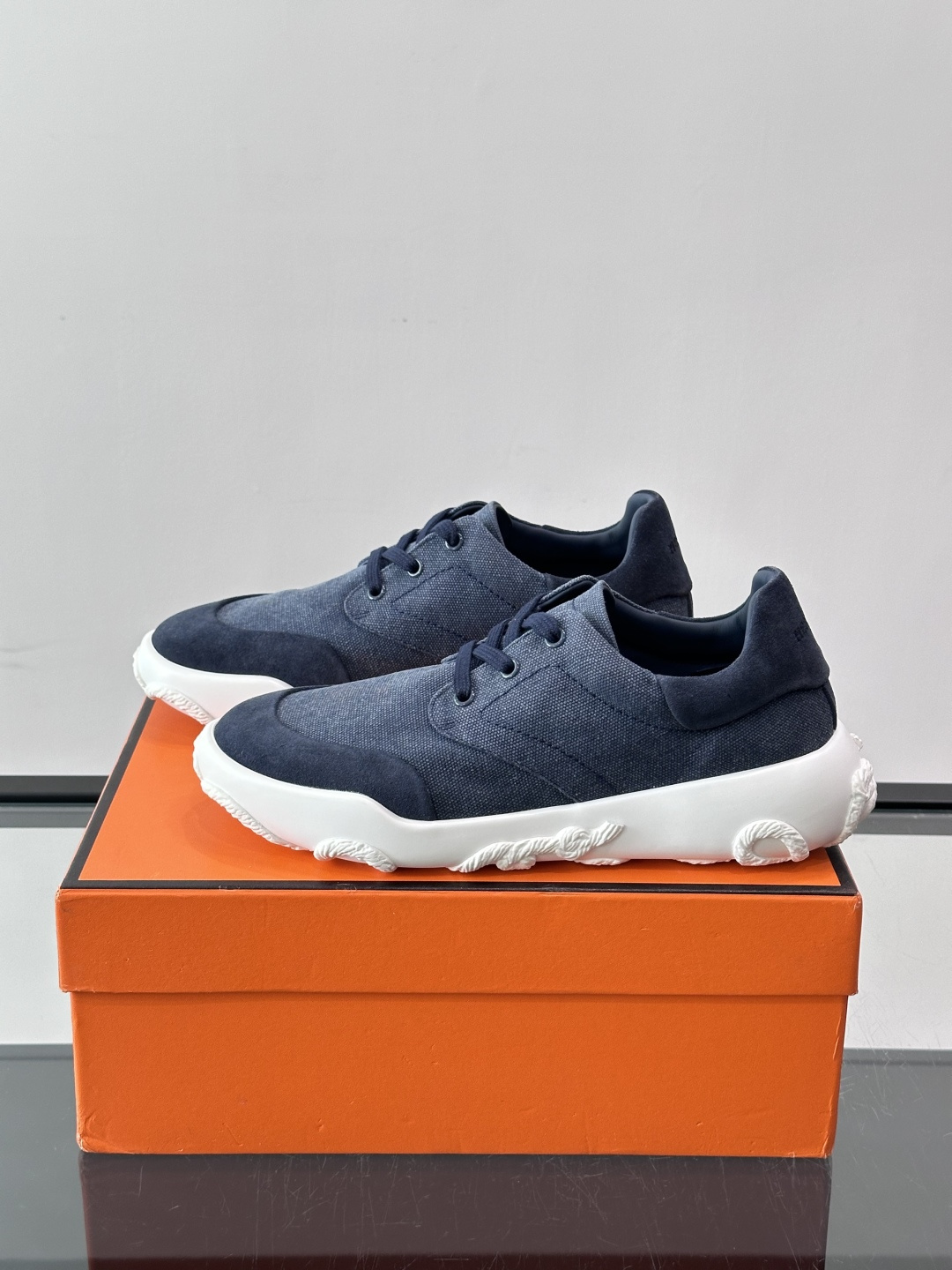 爱马仕26ss运动鞋​​👟爱马仕麂皮➕帆布面料运动鞋，低柔软麂皮，质感细腻又耐穿！橡胶鞋底抓地力强，日常通勤、休闲都OK