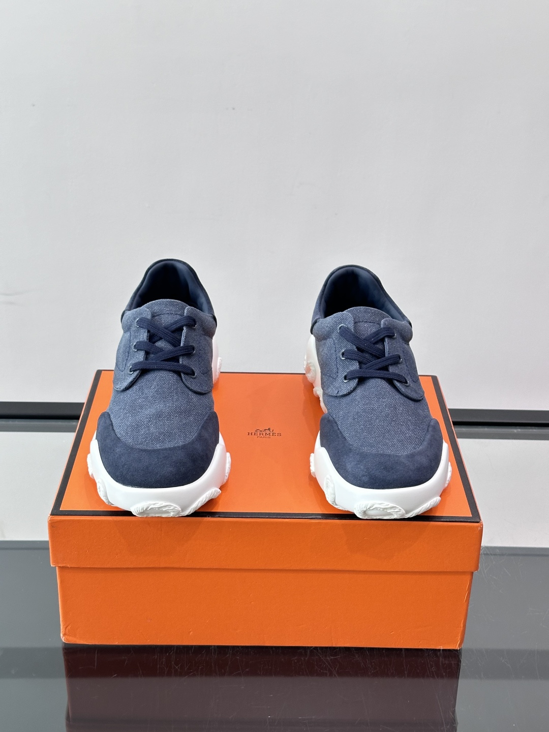 爱马仕26ss运动鞋​​👟爱马仕麂皮➕帆布面料运动鞋，低柔软麂皮，质感细腻又耐穿！橡胶鞋底抓地力强，日常通勤、休闲都OK