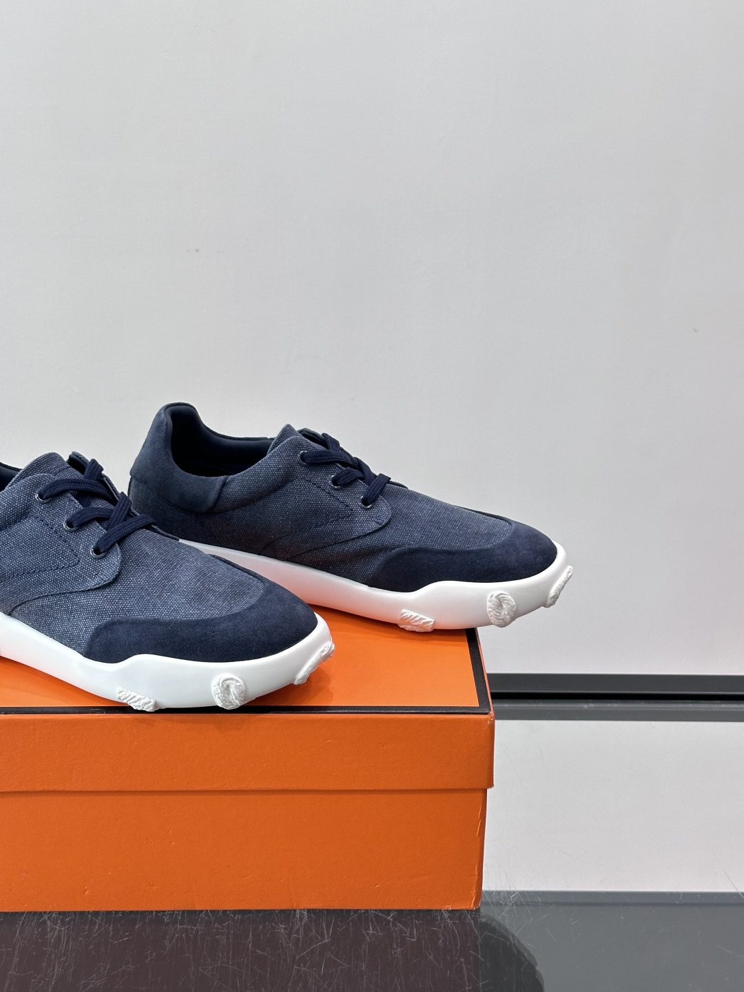 爱马仕26ss运动鞋​​👟爱马仕麂皮➕帆布面料运动鞋，低柔软麂皮，质感细腻又耐穿！橡胶鞋底抓地力强，日常通勤、休闲都OK
